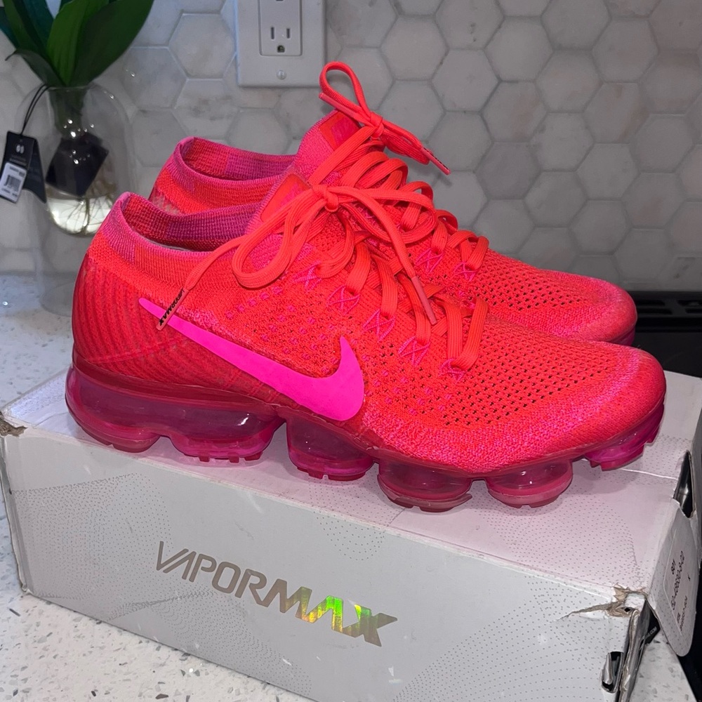 Nike Women's Vapormax Flyknit - Bright Pink